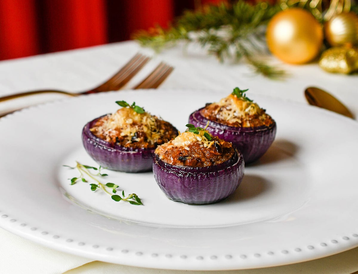 Запеченный фаршированный лук с помидорами и сыром