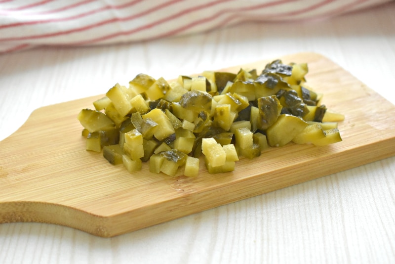 Фото рецепта - Салат Оливье с копчёной курицей и маринованными огурцами - шаг 2