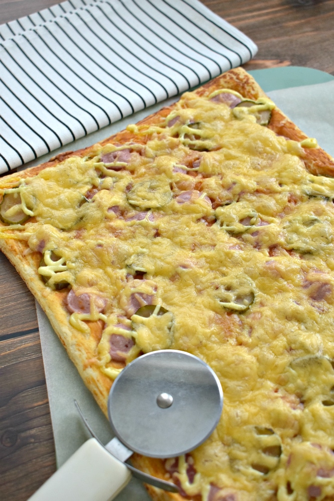 Пицца с сосисками и соленым огурцом