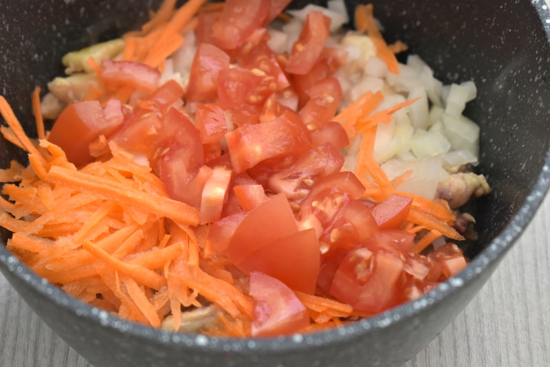 Фото рецепта - Гречка по-купечески с курицей и помидорами - шаг 2