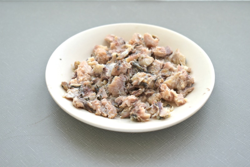 Фото рецепта - Салат с рисом, рыбными консервами и крабовыми палочками - шаг 3