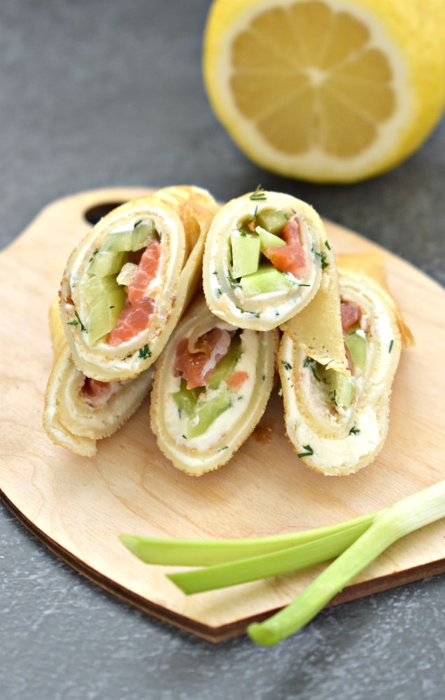 Блинные рулетики с сёмгой и огурцом