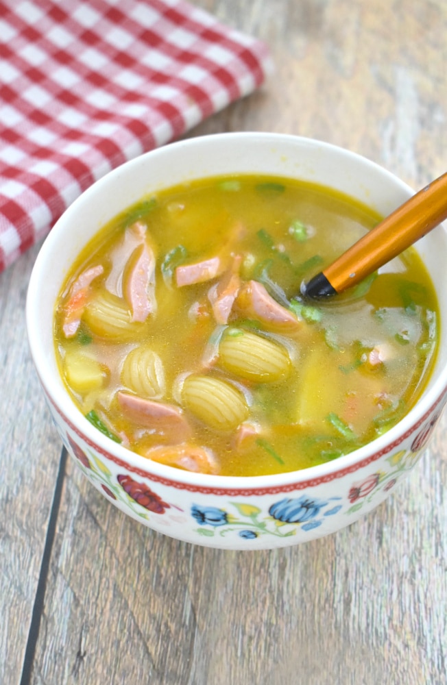 Быстрый суп с колбасой и макаронами