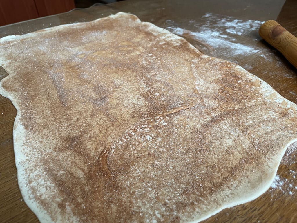 Фото рецепта - Булочки с сахаром и корицей из слоеного теста «Сердечки» - шаг 1