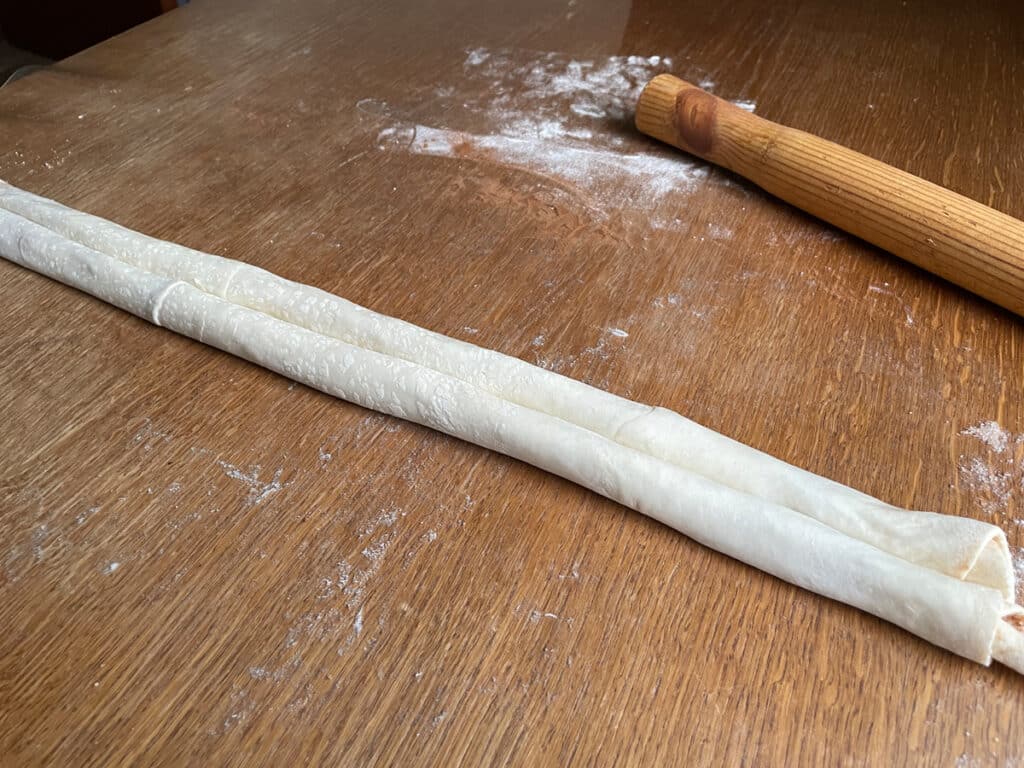 Фото рецепта - Булочки с сахаром и корицей из слоеного теста «Сердечки» - шаг 2