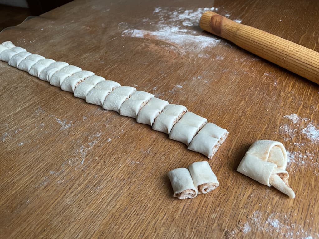 Фото рецепта - Булочки с сахаром и корицей из слоеного теста «Сердечки» - шаг 3