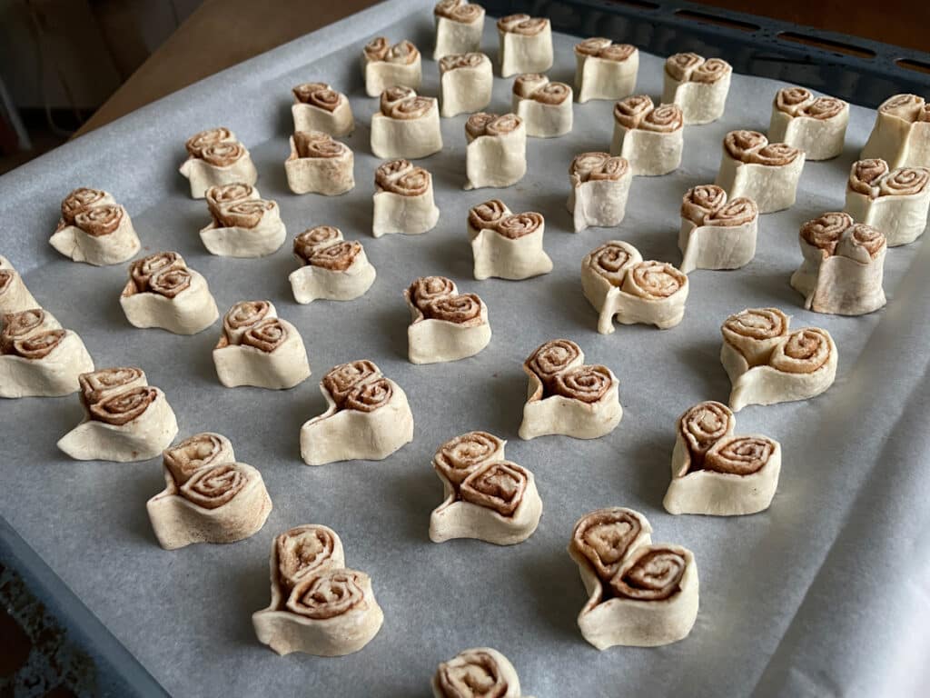 Фото рецепта - Булочки с сахаром и корицей из слоеного теста «Сердечки» - шаг 5