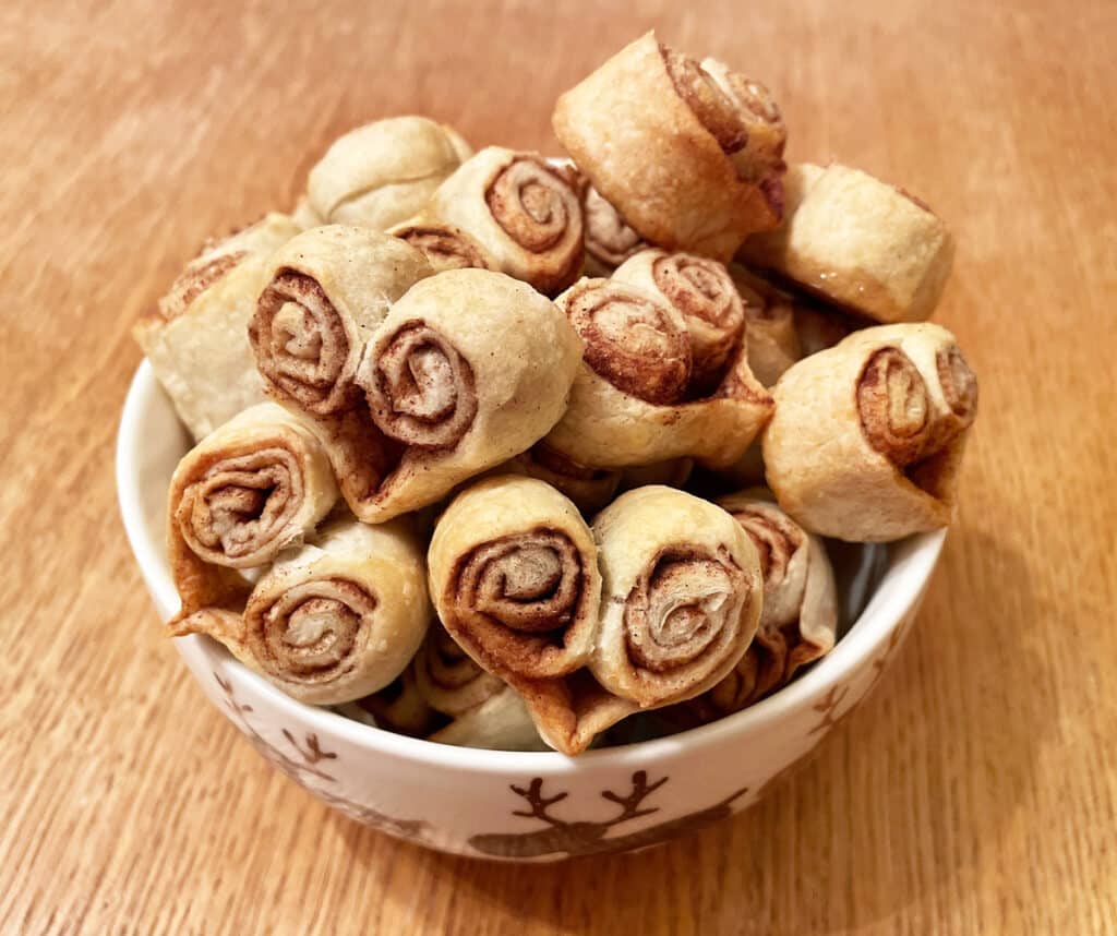 Фото рецепта - Булочки с сахаром и корицей из слоеного теста «Сердечки» - шаг 7