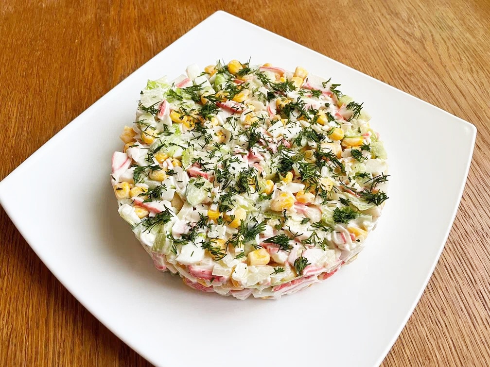 Фото рецепта - Крабовый салат с кукурузой и яйцом - шаг 3