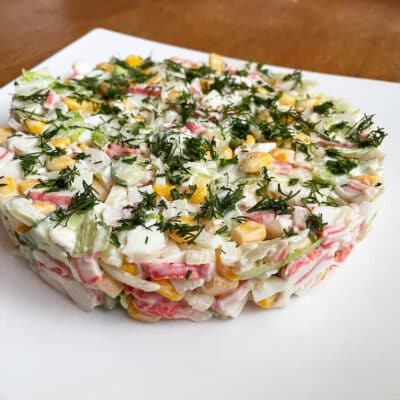 Крабовый салат с кукурузой и яйцом