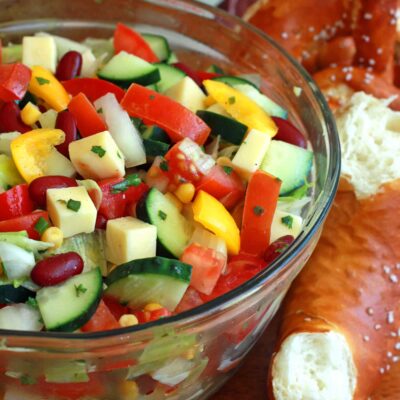 Овощной салат с фасолью и кукурузой