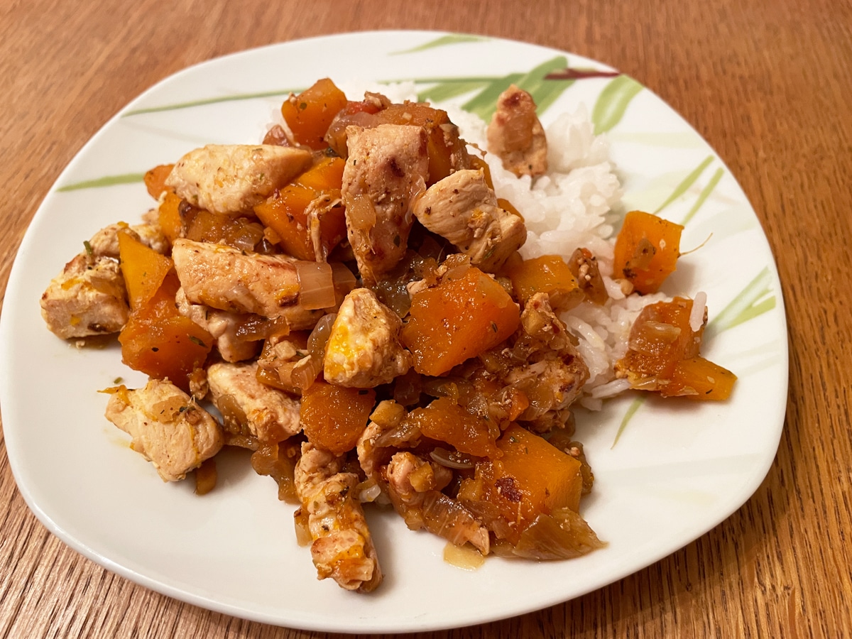 Тушеная курица с тыквой и имбирем