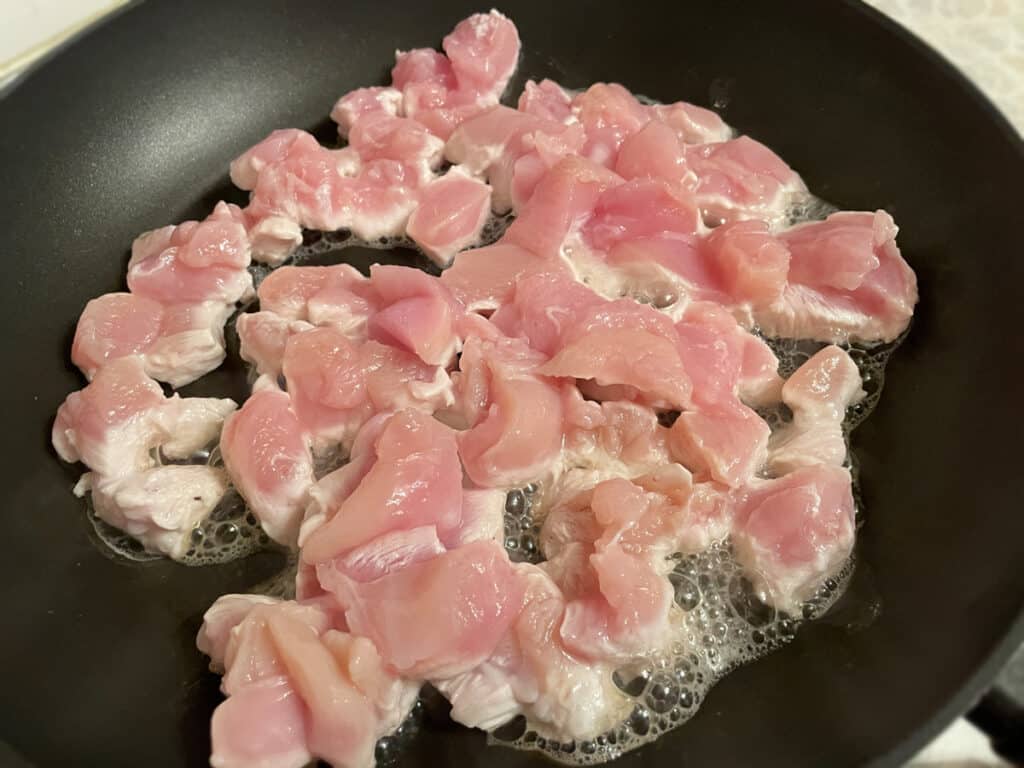 Фото рецепта - Тушеная курица с тыквой и имбирем - шаг 1