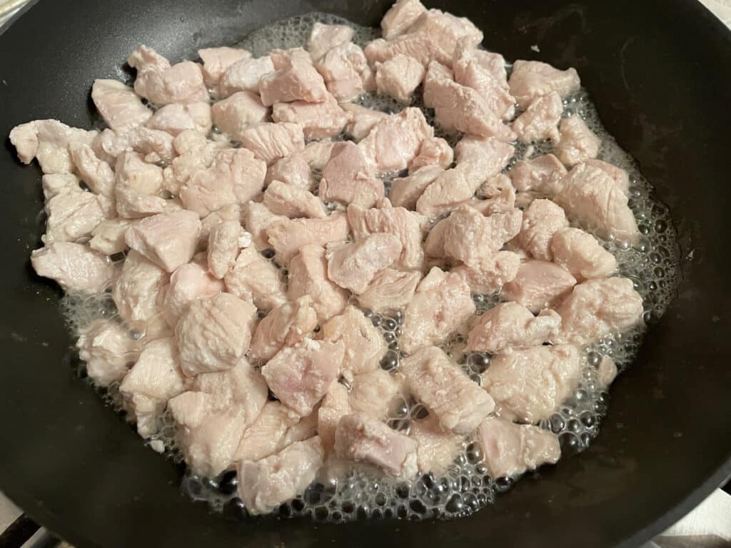 Фото рецепта - Тушеная курица с тыквой и имбирем - шаг 2
