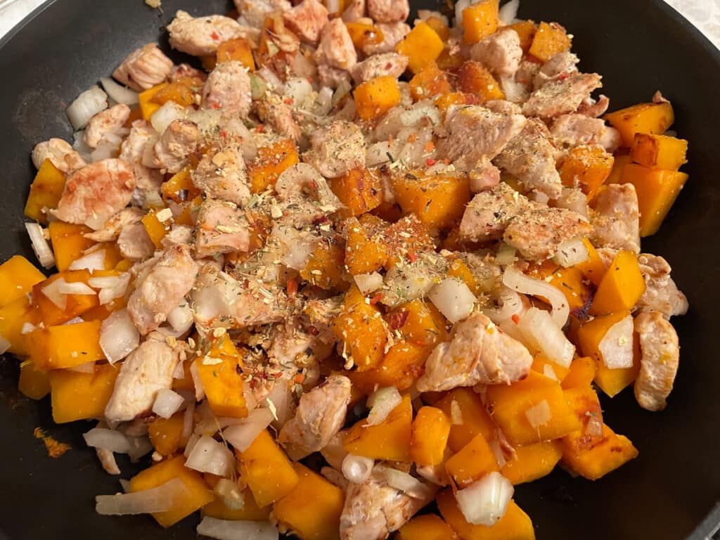 Фото рецепта - Тушеная курица с тыквой и имбирем - шаг 6