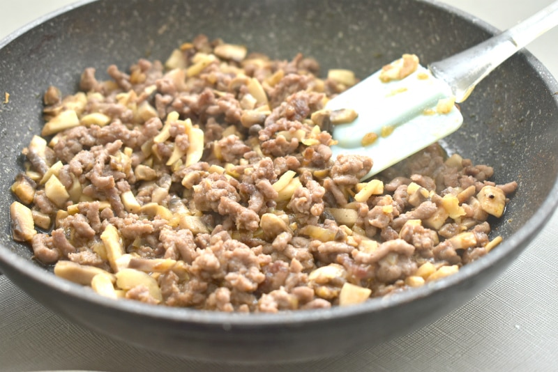 Фото рецепта - Пирожки с мясом и грибами - шаг 1