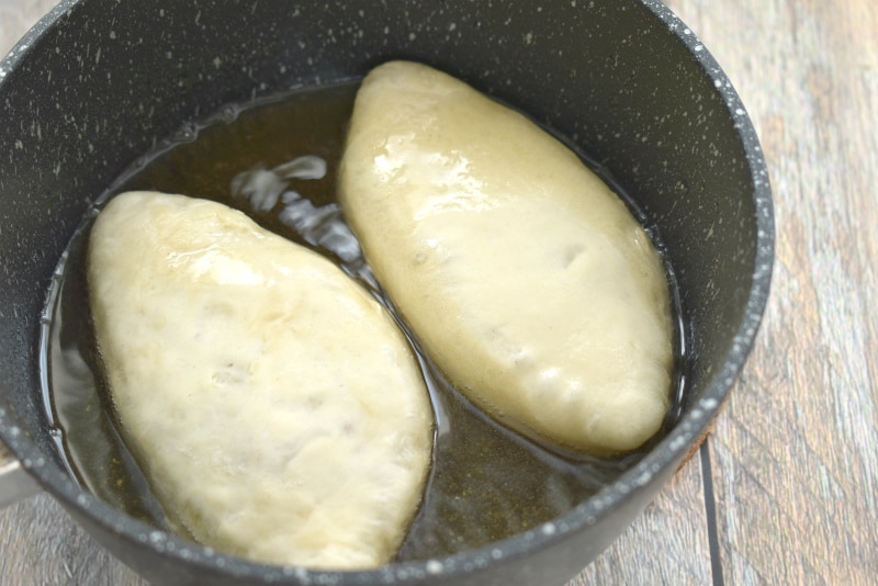 Фото рецепта - Жареные пирожки с капустой и грибами - шаг 5