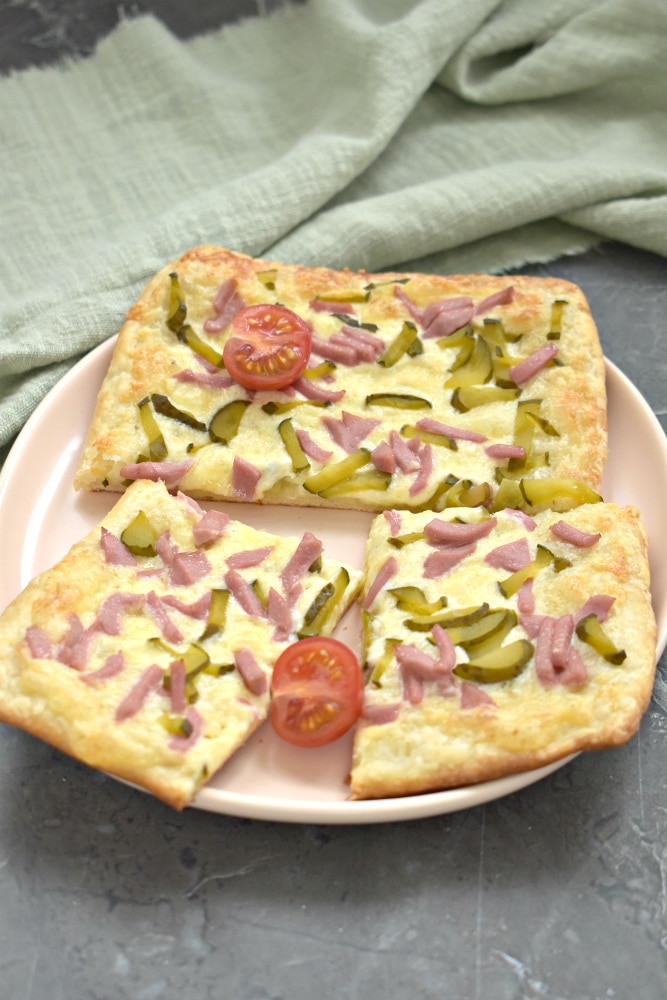Пицца из слоёного теста с сырным соусом, колбасой и огурцами