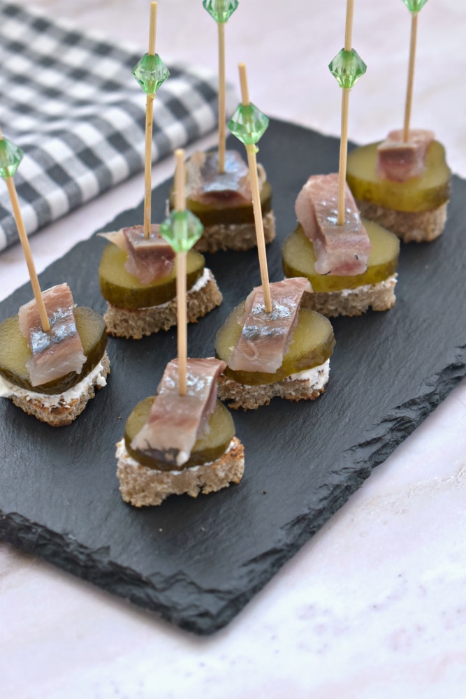 Канапе с сельдью и солёным огурцом