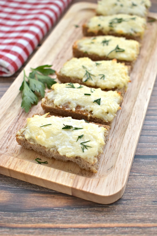 Гренки с чесноком и сыром в духовке