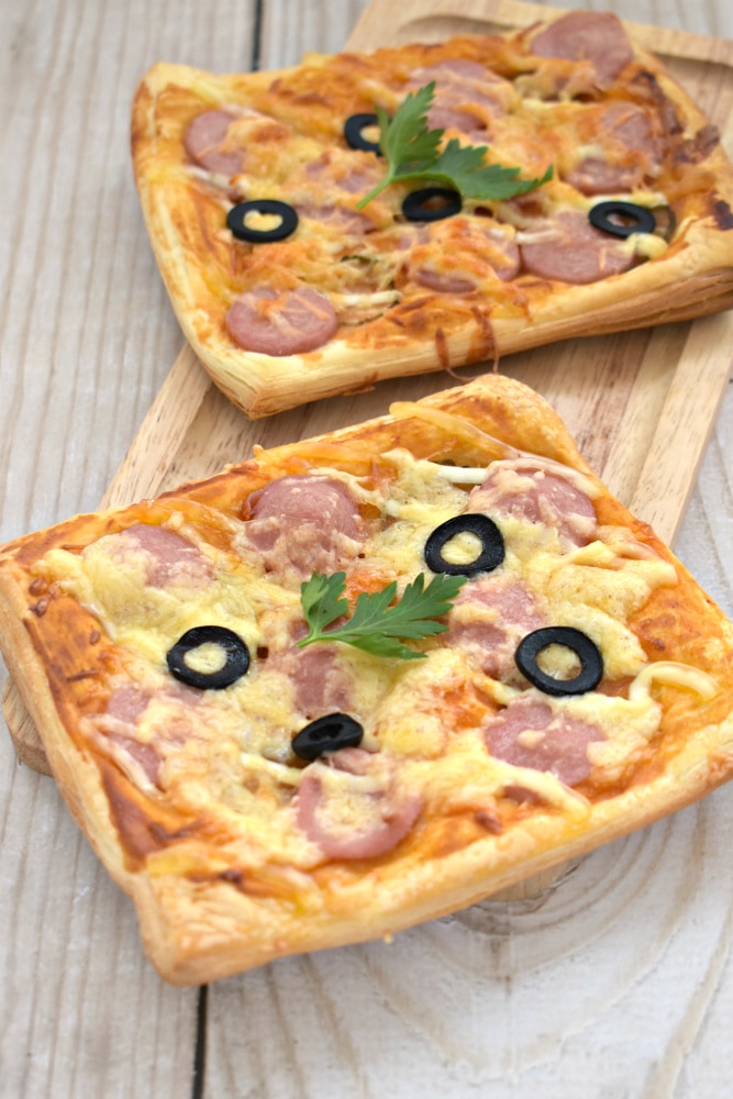 Детская мини-пицца с сосисками и огурцами