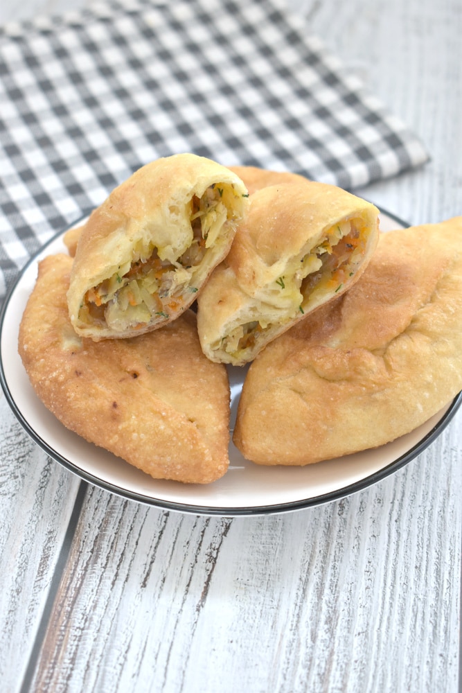 Жареные пирожки с капустой и рыбными консервами
