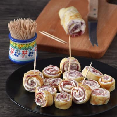 Блины с мясом и сыром в виде рулетов - рецепт с фото Блины с мясом и сыром в виде рулетов - рецепт с фото