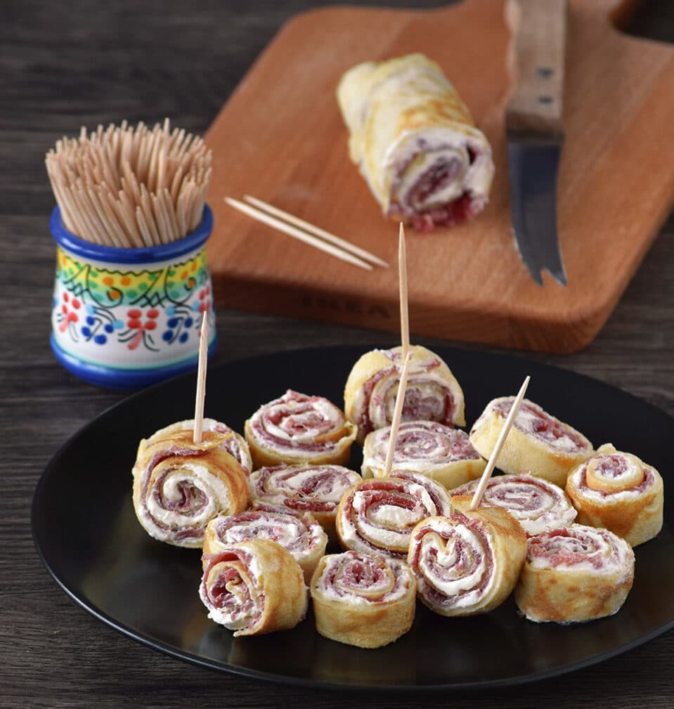 Фото рецепта - Блины с мясом и сыром в виде рулетов - шаг 3