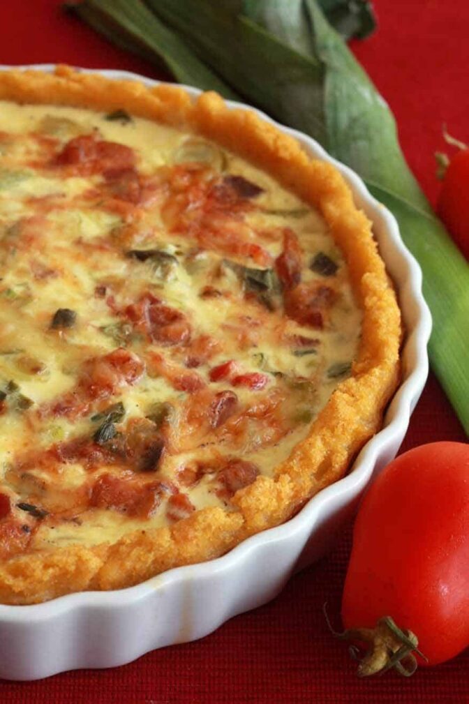 Киш с помидорами, беконом и луком-пореем