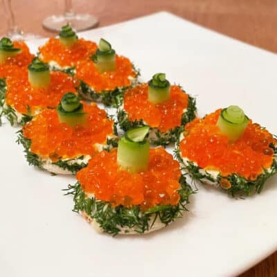 Мини-бутерброды с красной икрой и огурцом