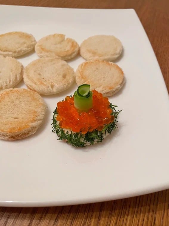 Фото рецепта - Мини-бутерброды с красной икрой и огурцом - шаг 5