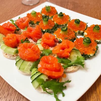 Мини –бутерброды с красной рыбой и огурцом