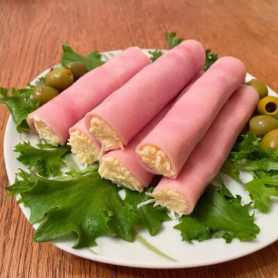 Рулетики из ветчины с сыром и чесноком