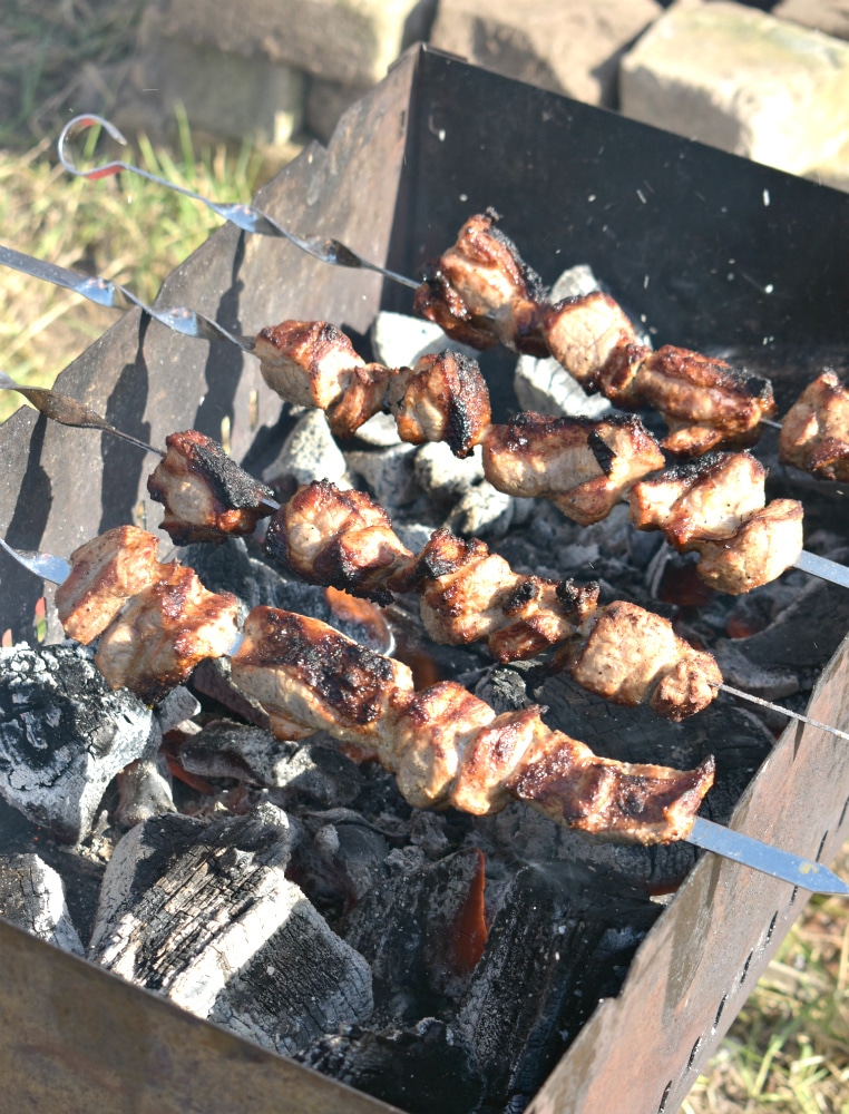 Шашлык из свиной грудинки на мангале