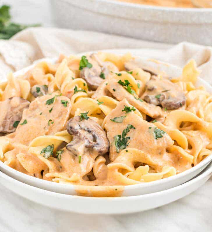 Фото рецепта - Бефстроганов из курицы с грибами - шаг 9