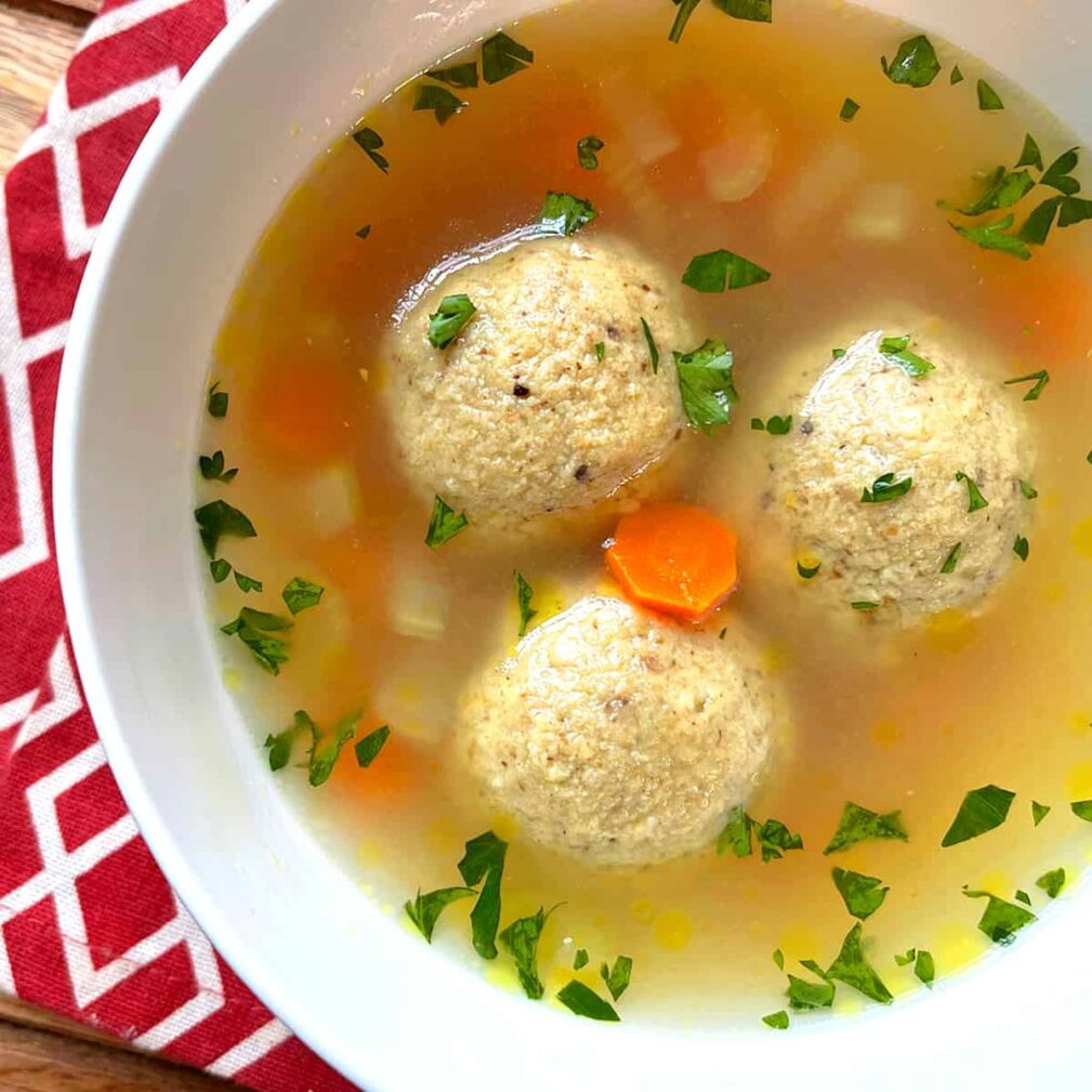 Куриный суп с фрикадельками из мацы
