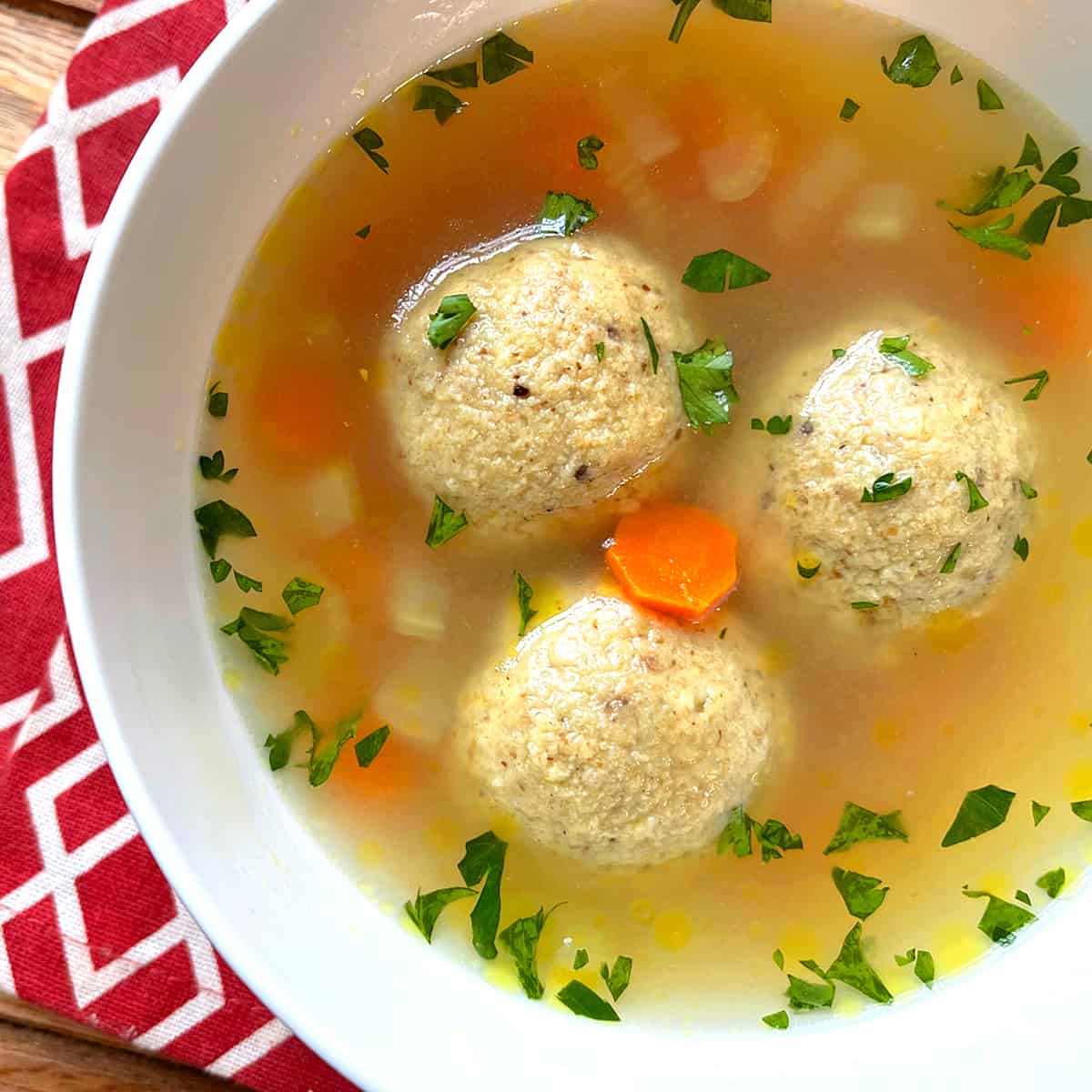Куриный суп с фрикадельками из мацы