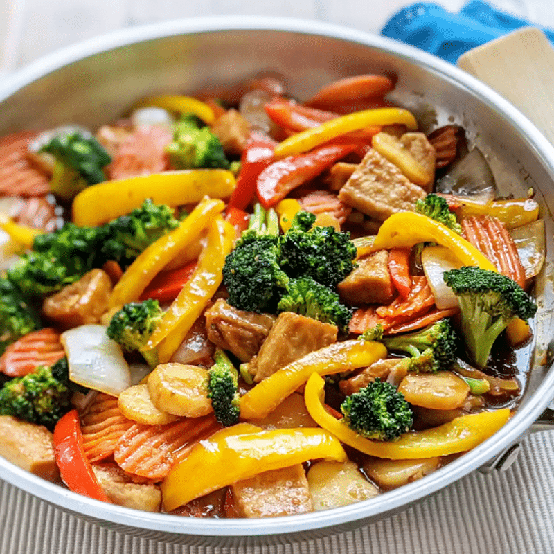 Жареное куриное филе с овощами