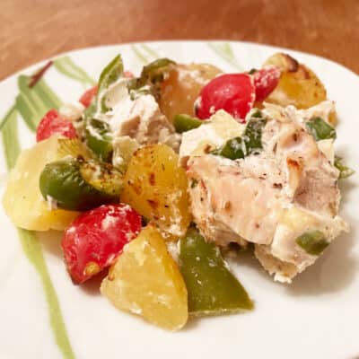 Запеченная куриная грудка с овощами - рецепт с фото