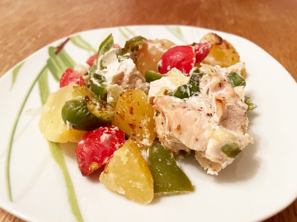Запеченная куриная грудка с овощами