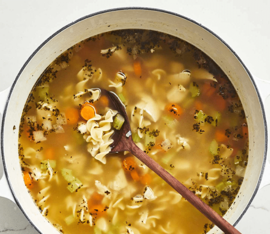 Куриный суп с макаронами и сельдереем