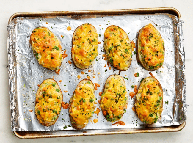 Фото рецепта - Фаршированный запеченный картофель с курицей и овощами - шаг 6
